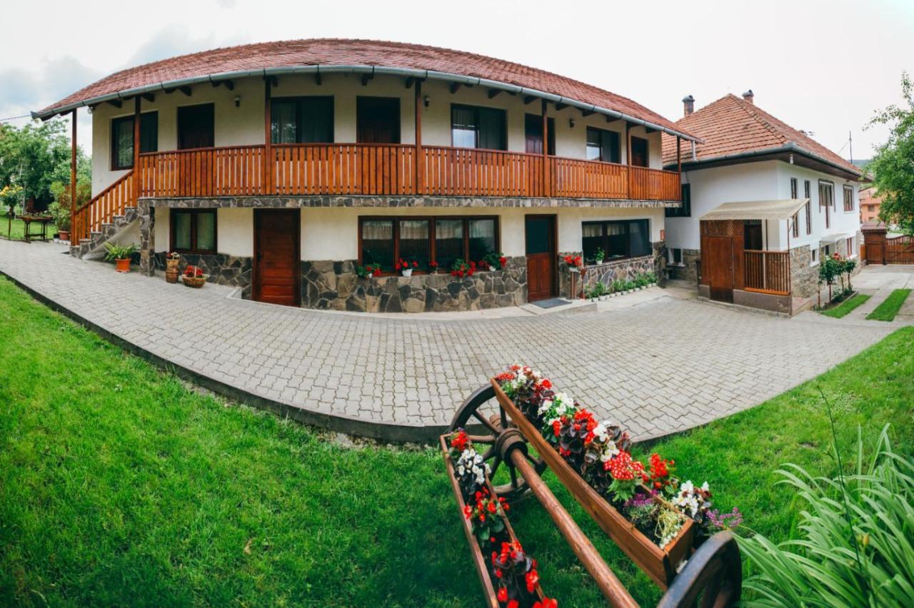 Gyöngyvirág Panzió Hotel Lupeni  Exterior foto